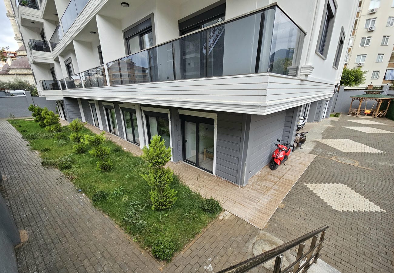 Türkiye’de satılık dairelerin bulunduğu sitede çimli alan, cam korkuluklu geniş balkon