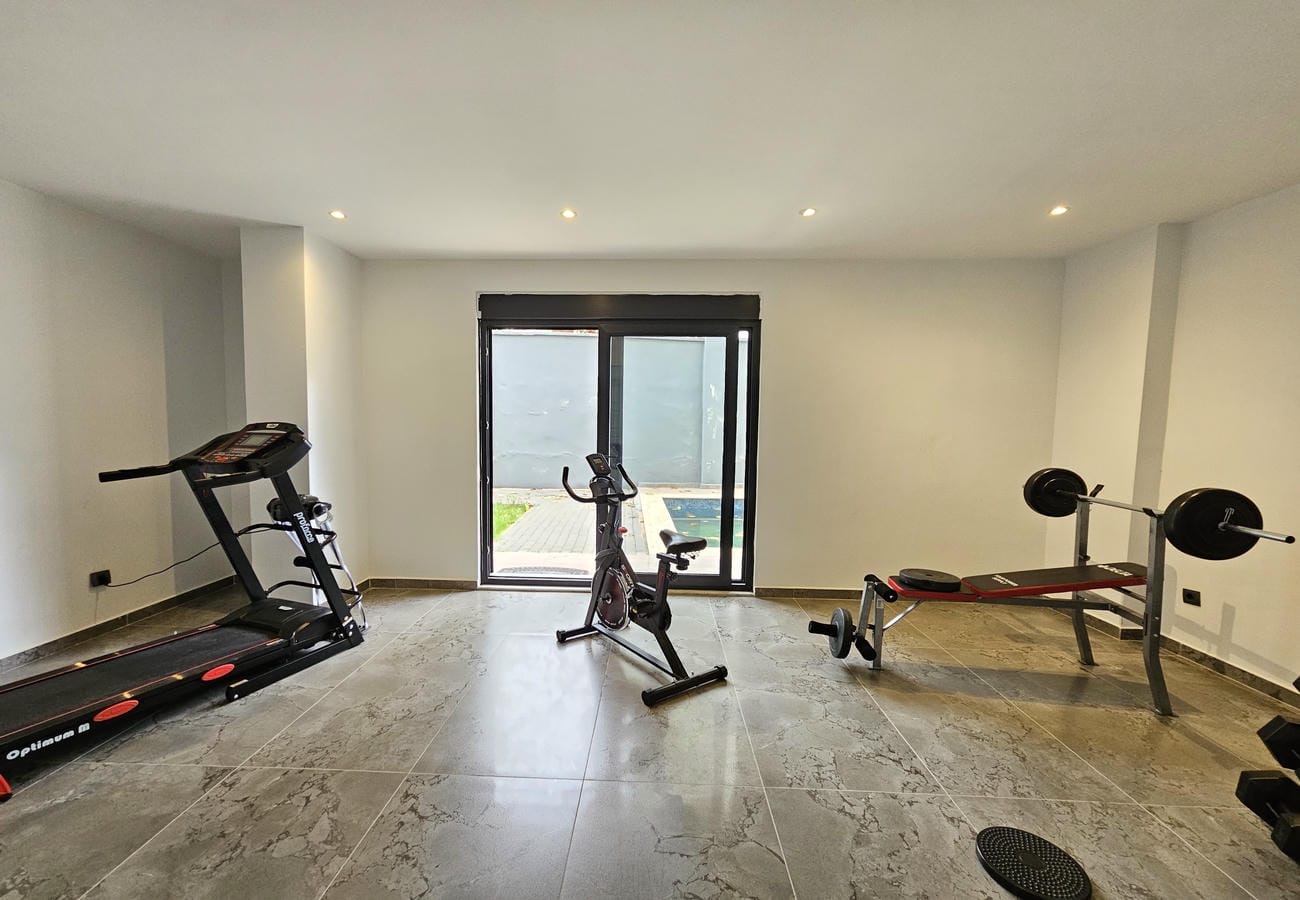 Alanya’daki spor salonunda koşu bandı, kondisyon bisikleti ve halter sehpası