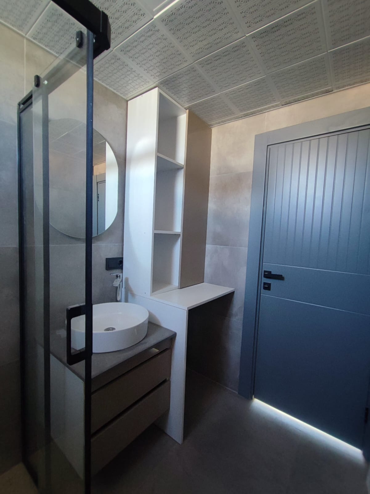 Bathroom in Altyntaş with a black-framed glass shower screen and round vessel sink