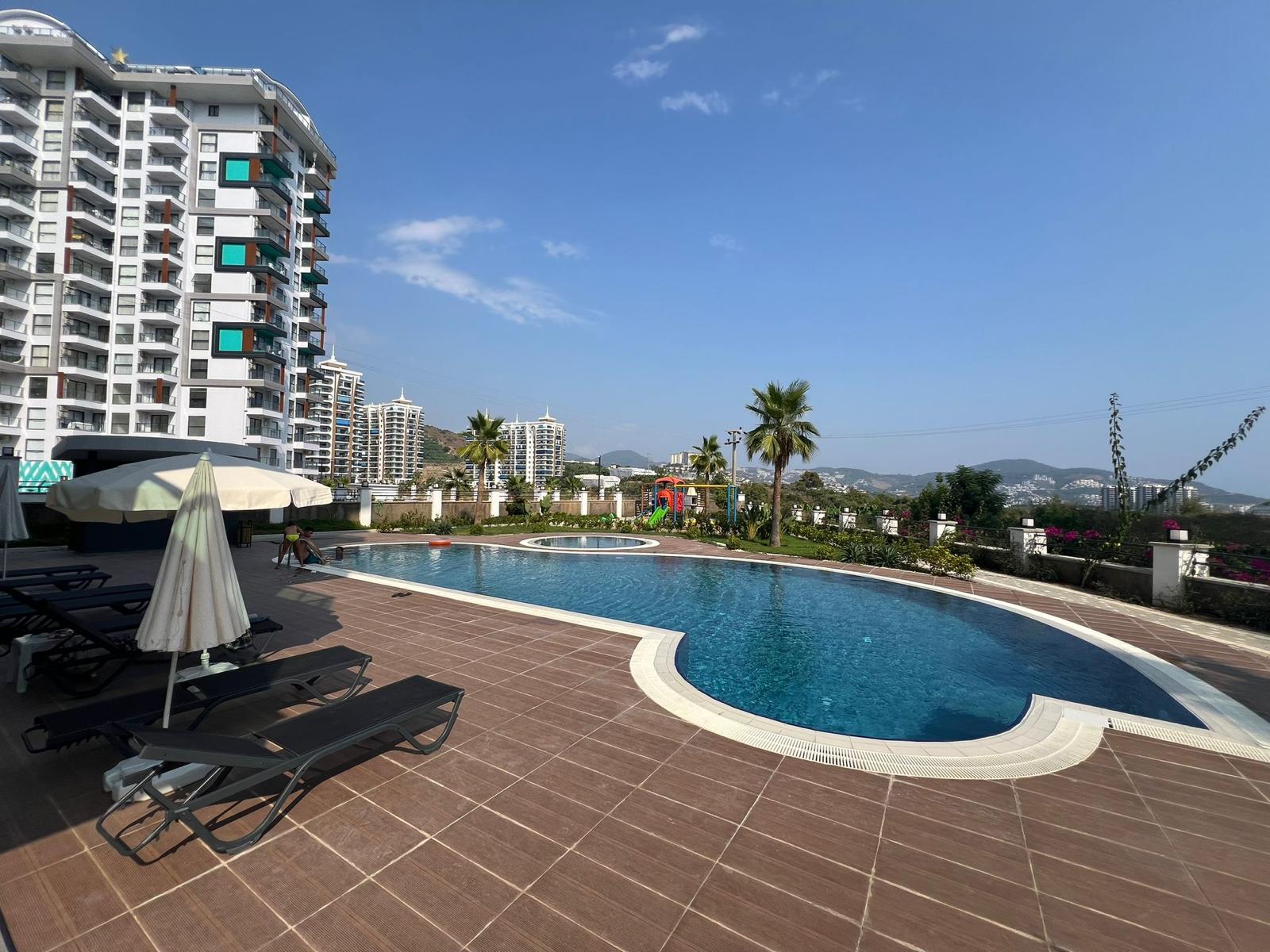 A 1+1 apartment at a great price in Mahmutlar – furnished and with mountain views