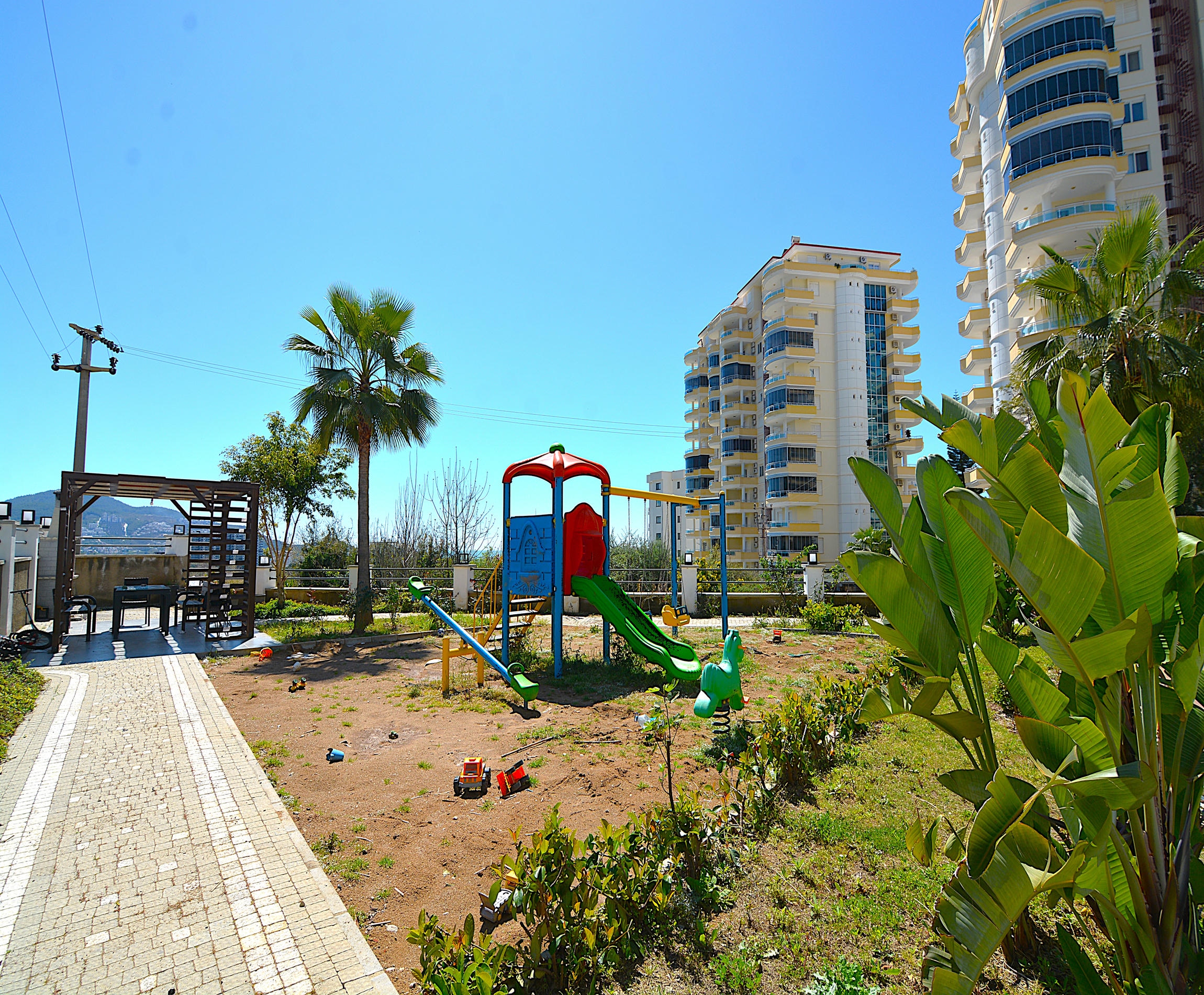 A 1+1 apartment at a great price in Mahmutlar – furnished and with mountain views