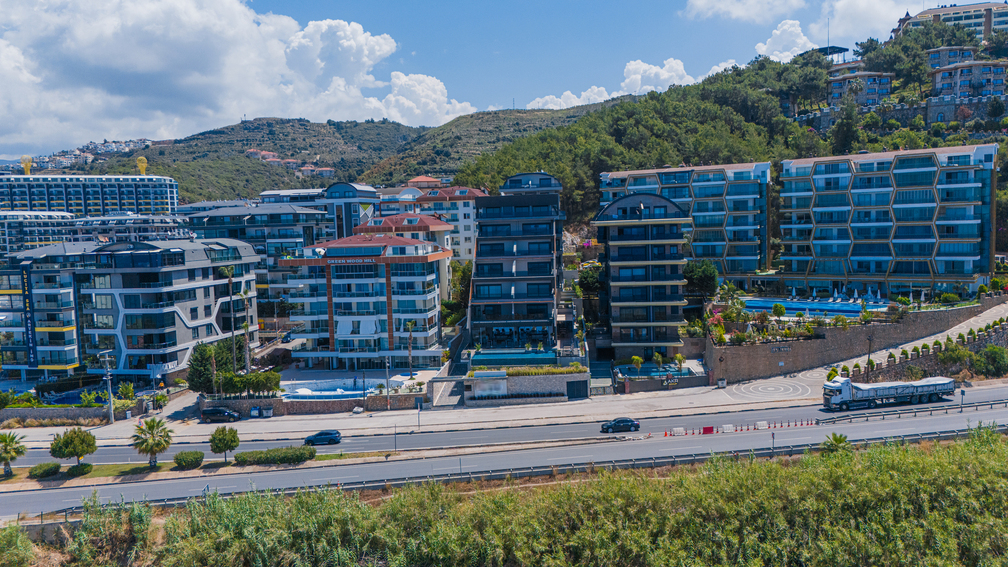 Panoramik balkonlu bloklar ile havuzların havadan görünümü, Türkiye'de satılık konutların yer aldığı sitede