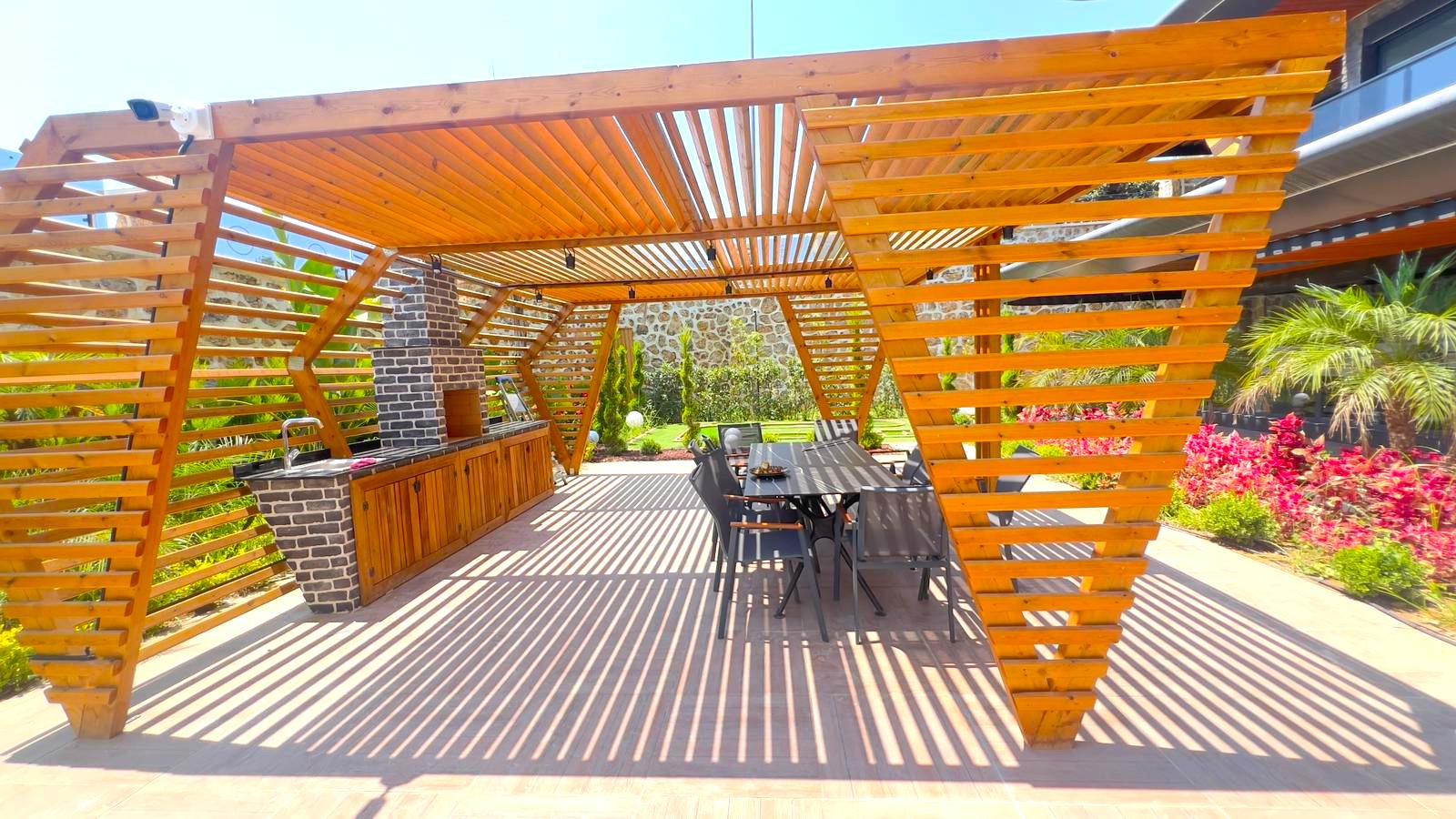 Türkiye’nin Alanya kentindeki daire rezidansında tuğla barbekü, yemek masası ve ahşap pergola