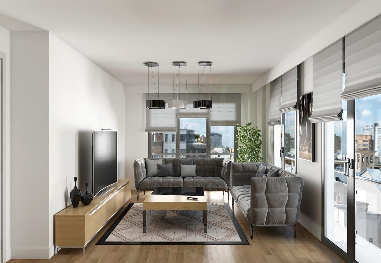 Panoramik pencereli mutfak-salonda gri köşe koltuk ve balkon çıkışı, İstanbul’da, Türkiye’de