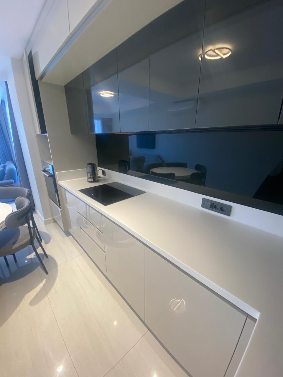 Alanya, Türkler semtinde, lüks I4 tatil kompleksinde kiralık üç odalı, eşyalı daire.