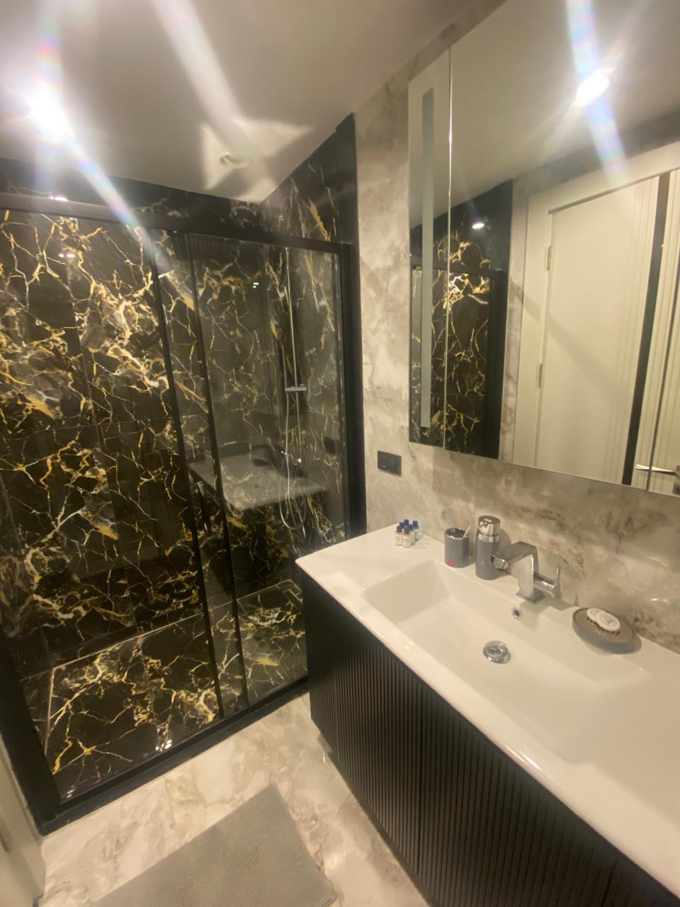 Alanya, Türkler semtinde, lüks I4 tatil kompleksinde kiralık üç odalı, eşyalı daire.