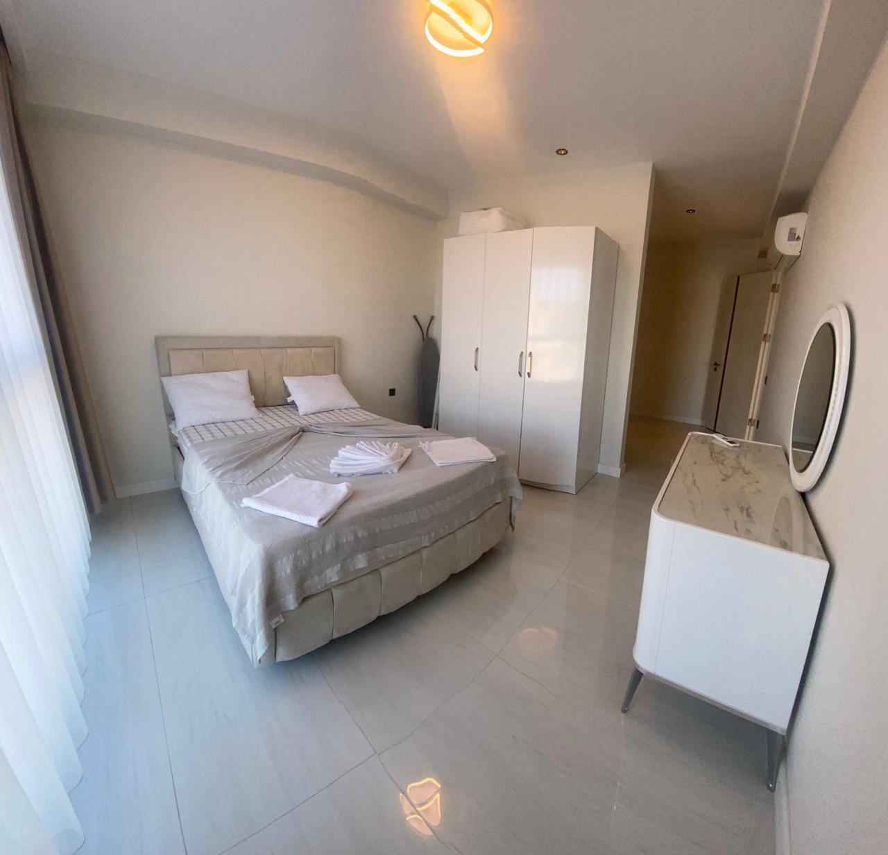 Alanya, Türkler semtinde, lüks I4 tatil kompleksinde kiralık üç odalı, eşyalı daire.