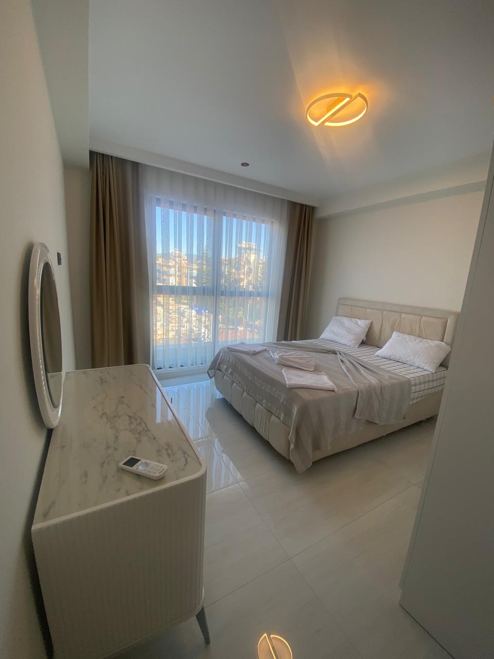 Alanya, Türkler semtinde, lüks I4 tatil kompleksinde kiralık üç odalı, eşyalı daire.