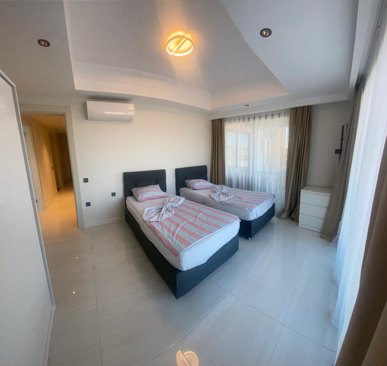 Alanya, Türkler semtinde, lüks I4 tatil kompleksinde kiralık üç odalı, eşyalı daire.
