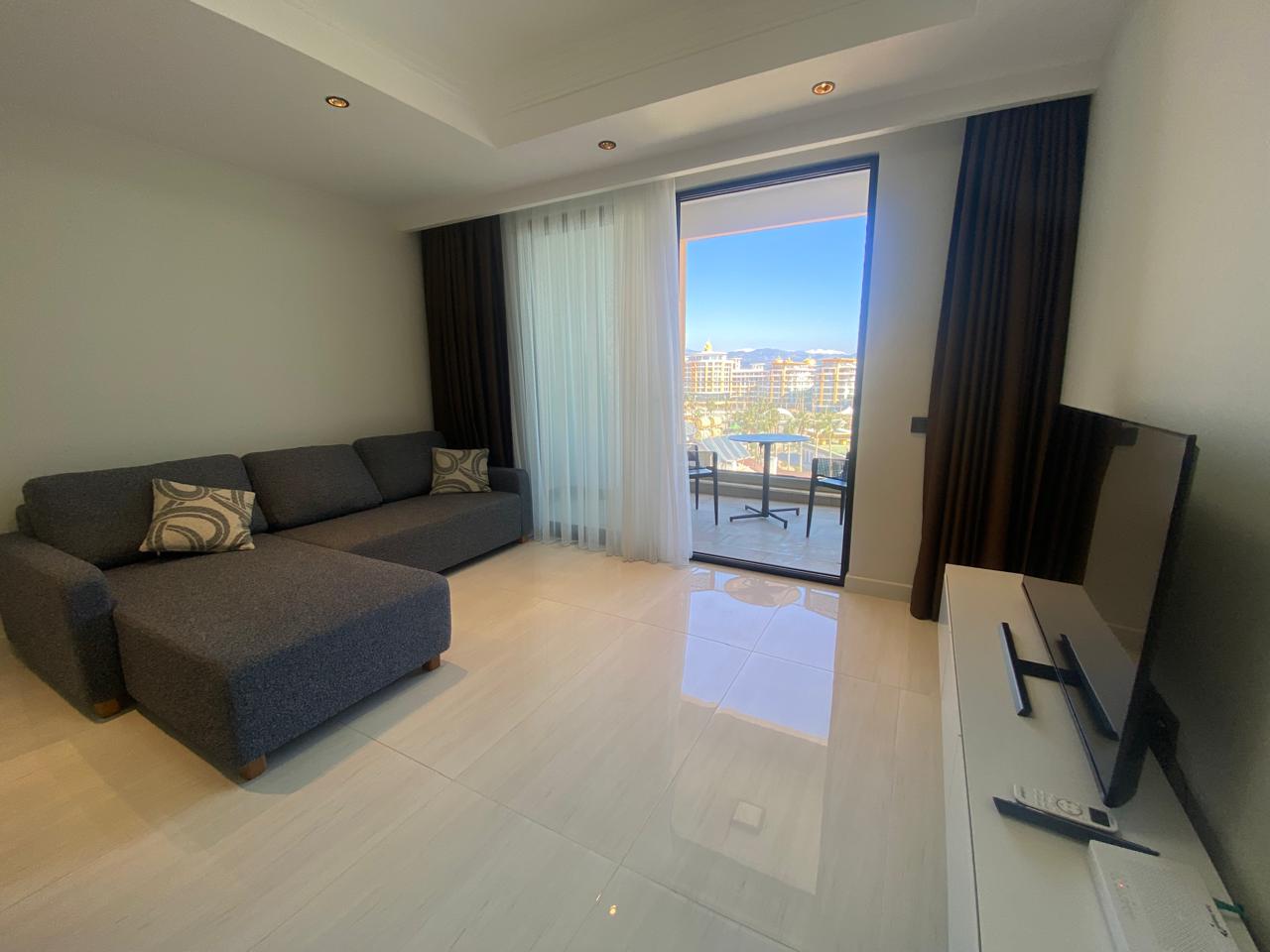 Alanya I52 Türkler semtinde, seçkin bir tatil köyünde uzun süreli kiralık geniş 1+1 daire.