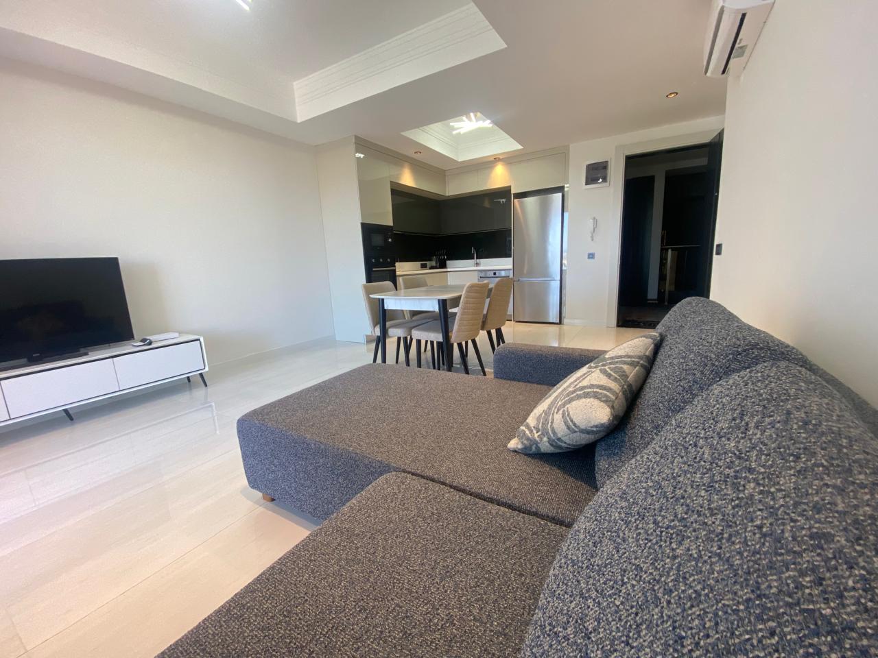 Alanya I52 Türkler semtinde, seçkin bir tatil köyünde uzun süreli kiralık geniş 1+1 daire.