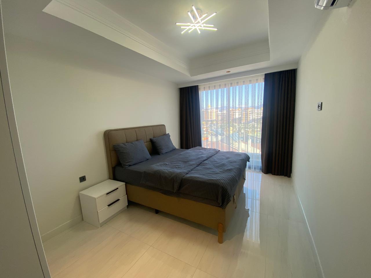 Alanya I52 Türkler semtinde, seçkin bir tatil köyünde uzun süreli kiralık geniş 1+1 daire.