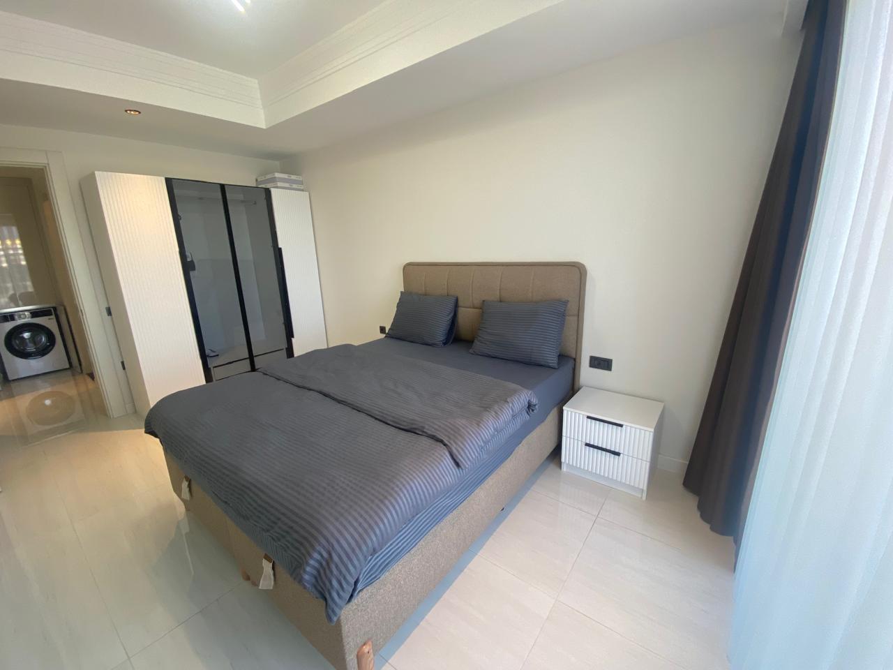 Alanya I52 Türkler semtinde, seçkin bir tatil köyünde uzun süreli kiralık geniş 1+1 daire.