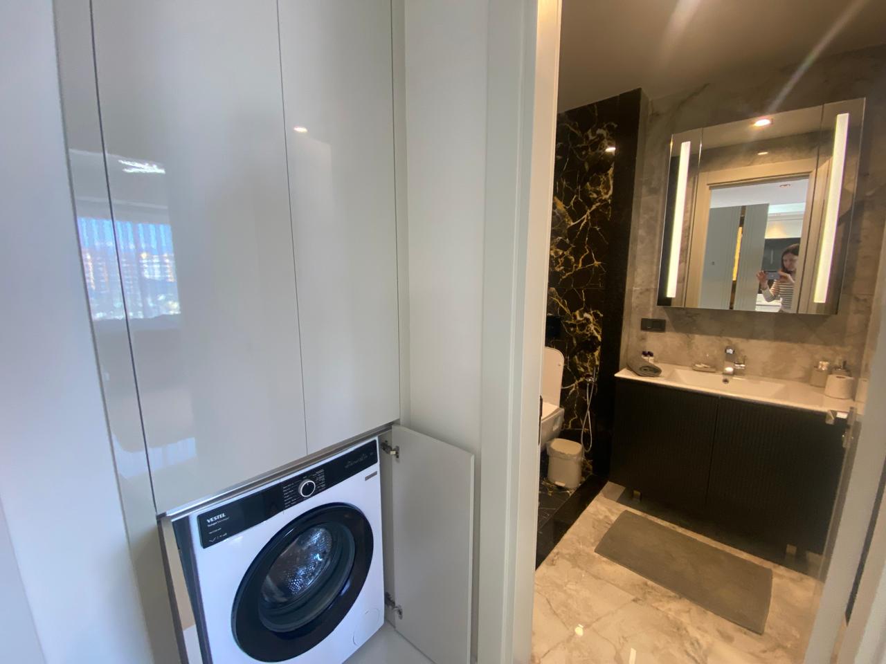 Alanya I52 Türkler semtinde, seçkin bir tatil köyünde uzun süreli kiralık geniş 1+1 daire.