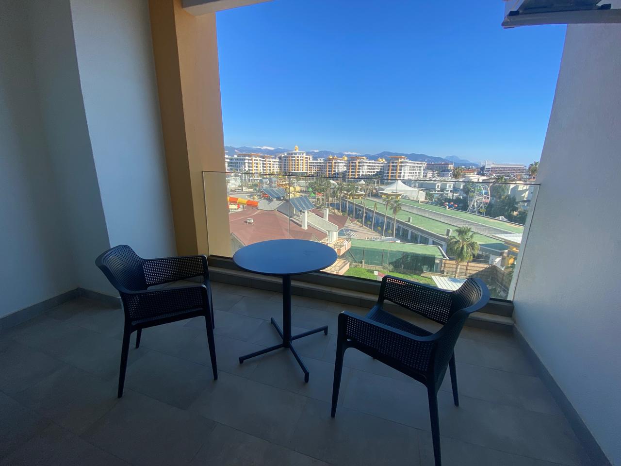 Alanya I52 Türkler semtinde, seçkin bir tatil köyünde uzun süreli kiralık geniş 1+1 daire.