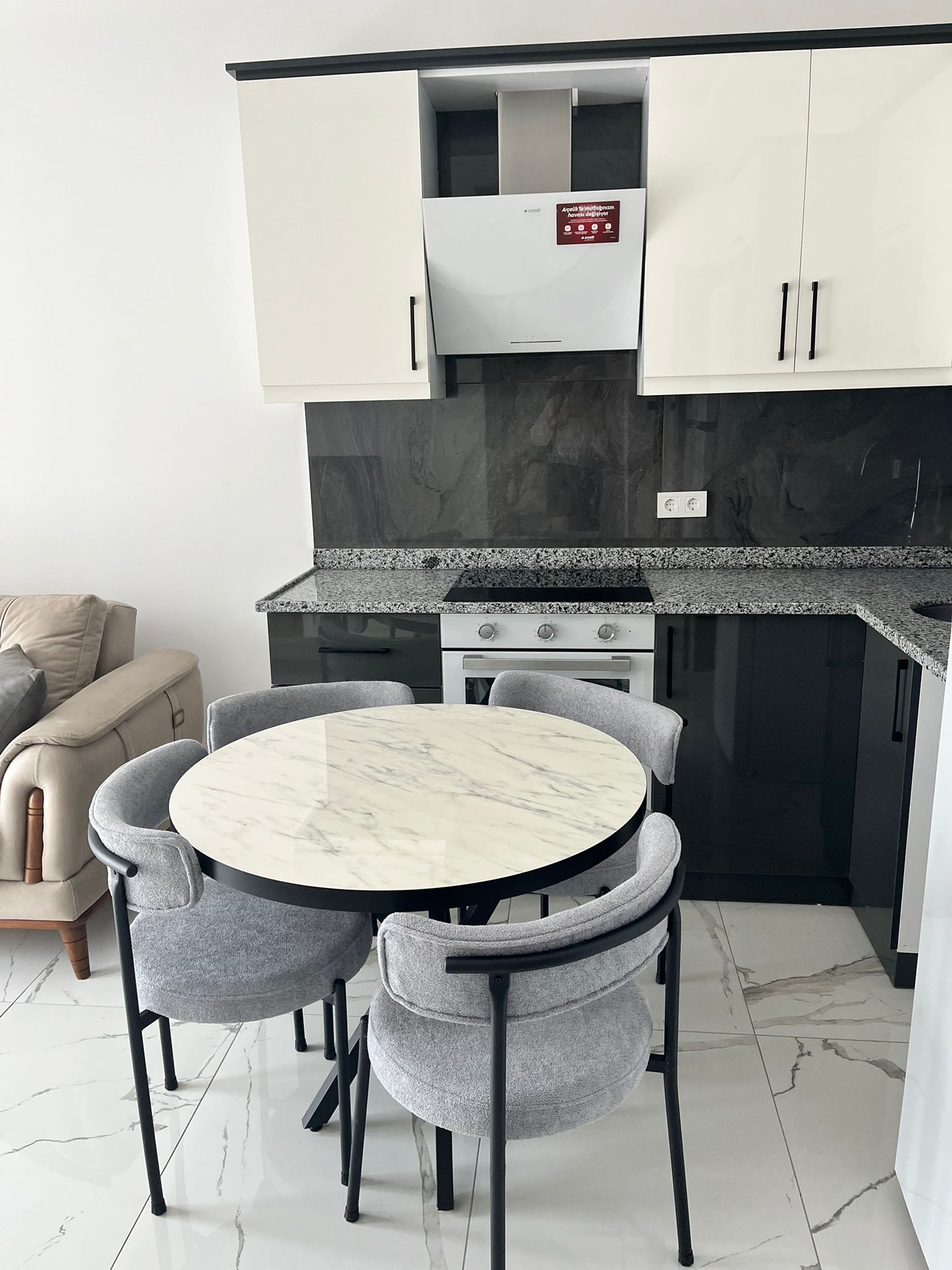 Avsallar 3. Bölge'de modern bir sitede yer alan 1+1 dairenin uzun süreli kiralanması.