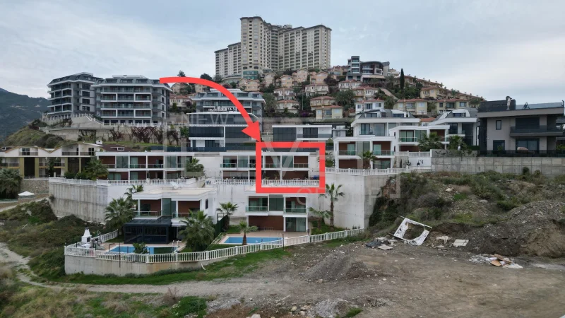 Havuzlu villa, komşu evler ve dağlık araziyle çevrili görünümde Türkiye’de satışta