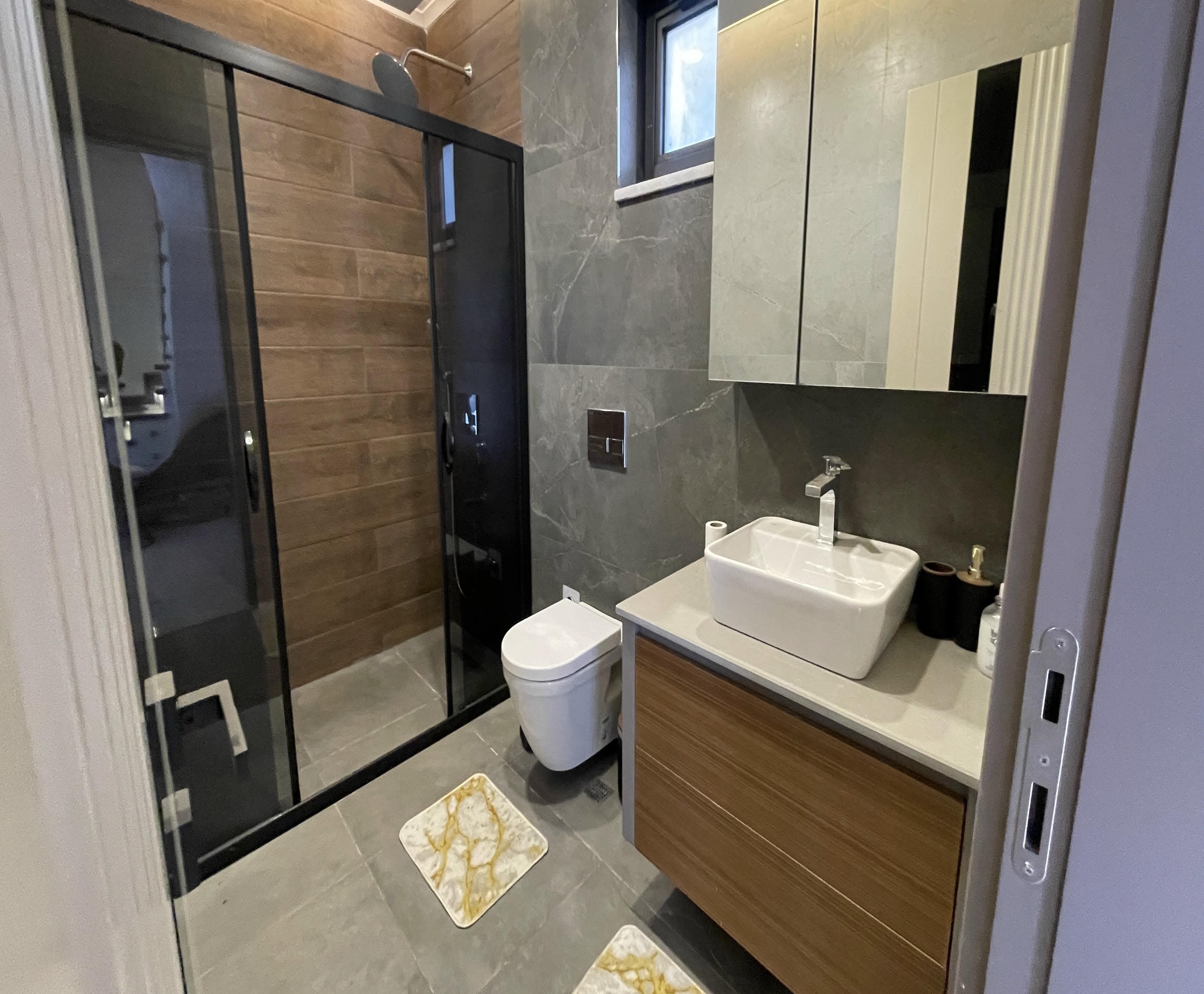 Banyoda cam duş kabini ve ahşap lavabo dolabı Kargıcak’taki müstakil evde