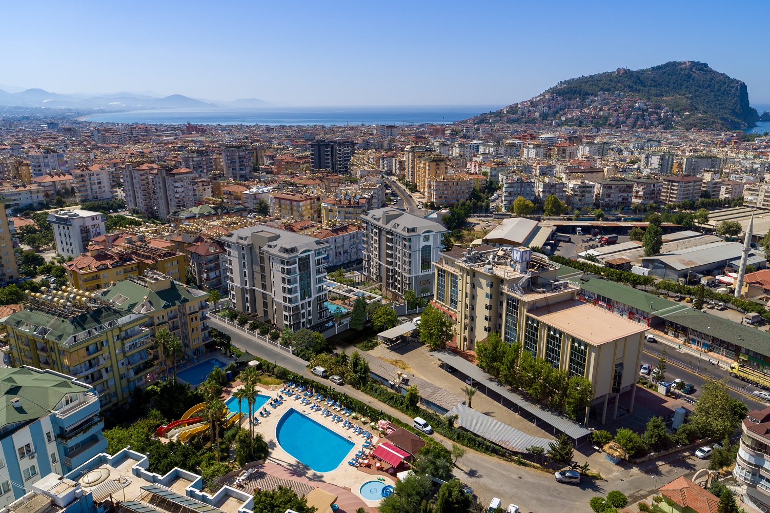 A furnished 1+1 apartment in the center of Alanya with sea views. Installment plans available.