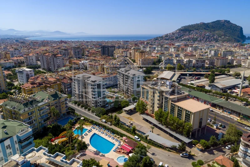 Alanya'nın merkezinde, deniz manzaralı, eşyalı 1+1 daire. Taksit imkanı mevcuttur.