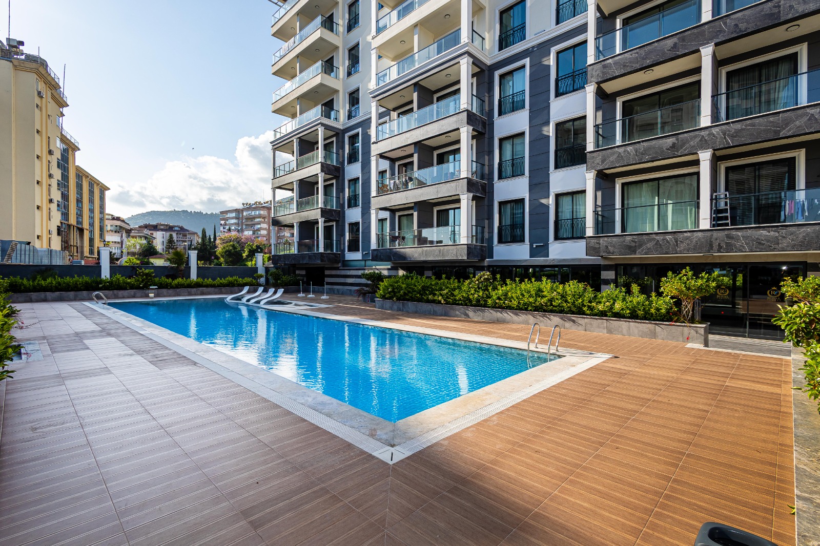 A furnished 1+1 apartment in the center of Alanya with sea views. Installment plans available.