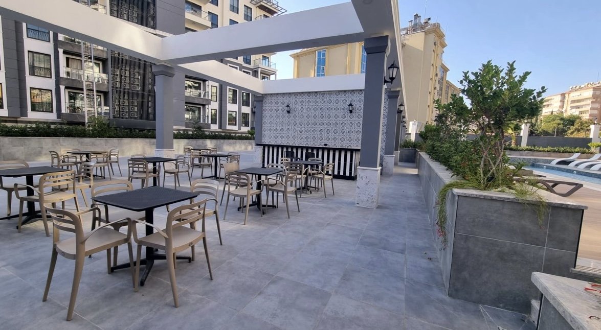 Alanya'nın merkezinde, deniz manzaralı, eşyalı 1+1 daire. Taksit imkanı mevcuttur.