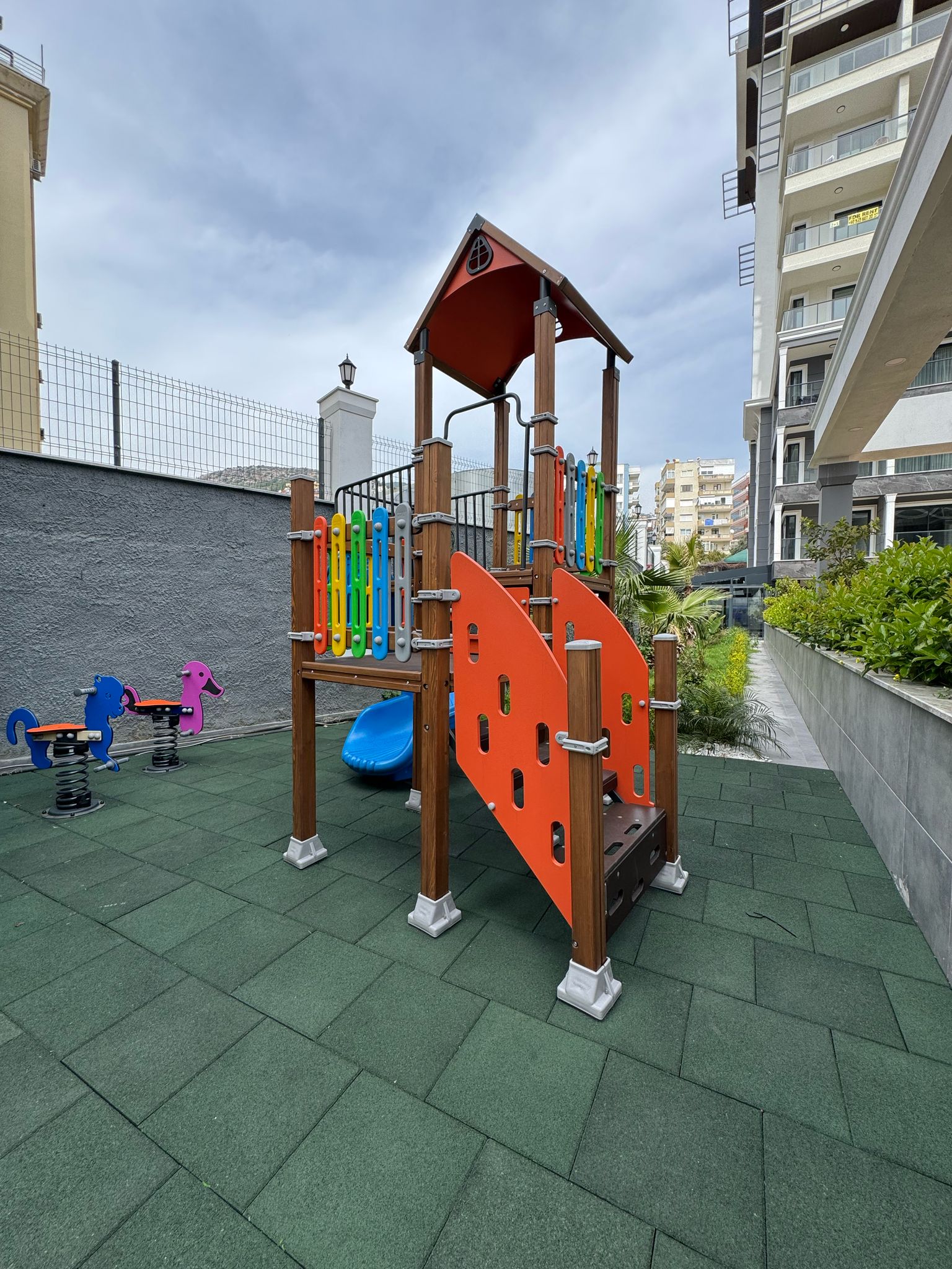 Alanya'nın merkezinde, deniz manzaralı, eşyalı 1+1 daire. Taksit imkanı mevcuttur.