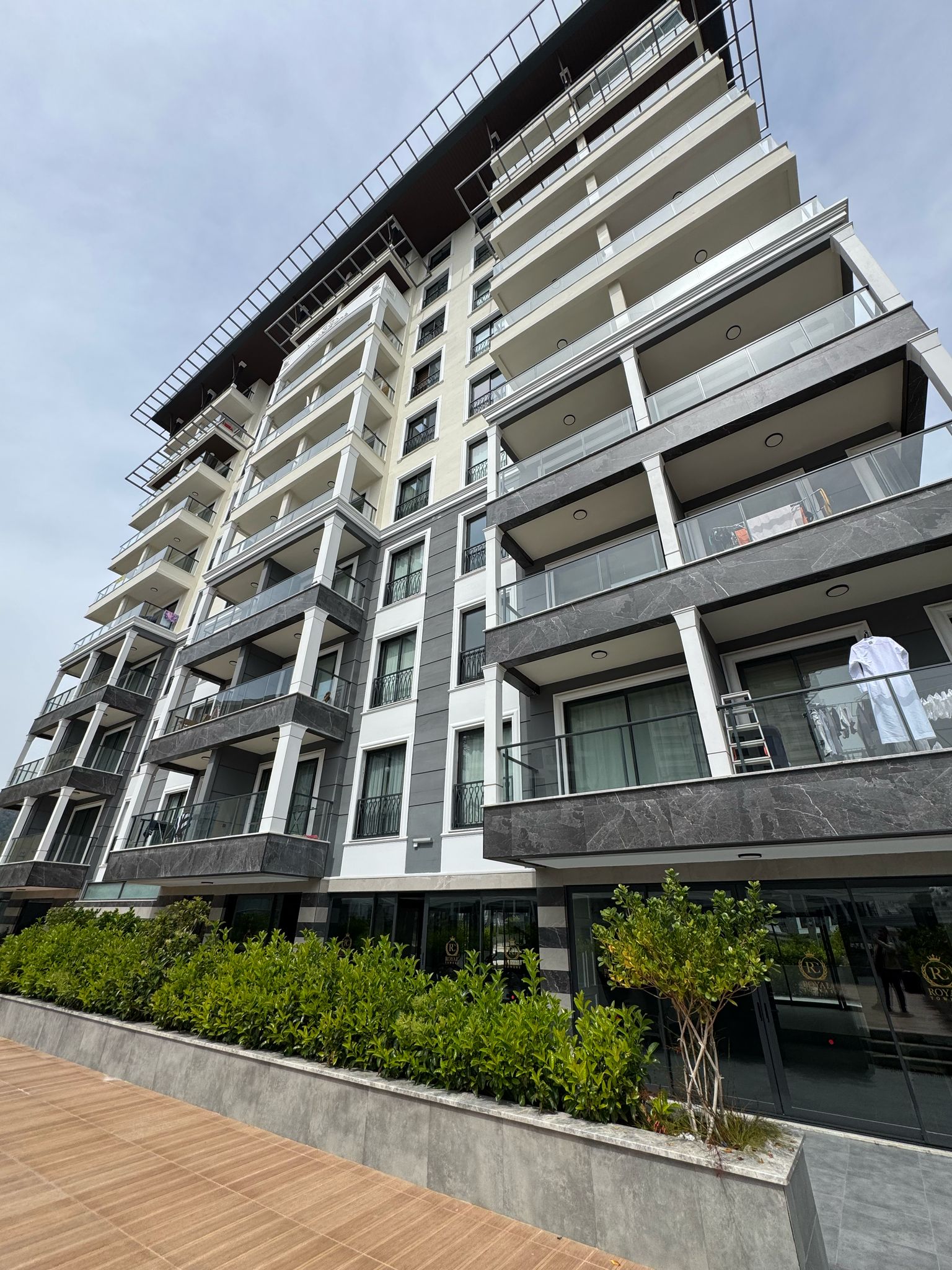 Alanya'nın merkezinde, deniz manzaralı, eşyalı 1+1 daire. Taksit imkanı mevcuttur.