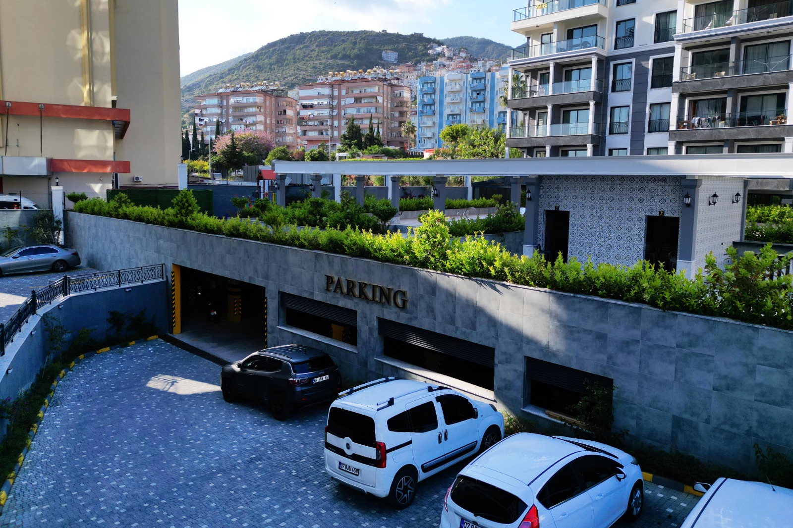 Alanya'nın merkezinde, deniz manzaralı, eşyalı 1+1 daire. Taksit imkanı mevcuttur.
