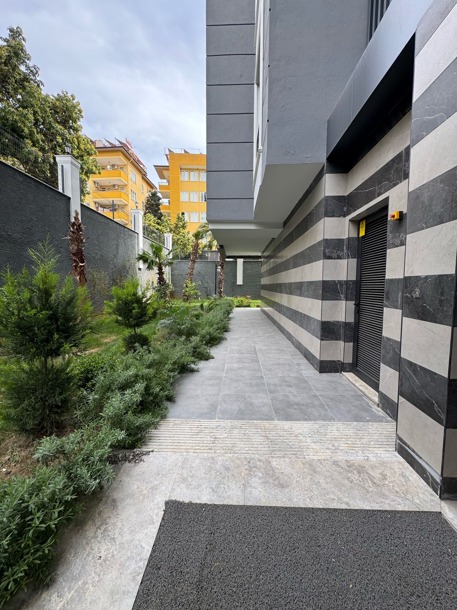 Alanya'nın merkezinde, deniz manzaralı, eşyalı 1+1 daire. Taksit imkanı mevcuttur.