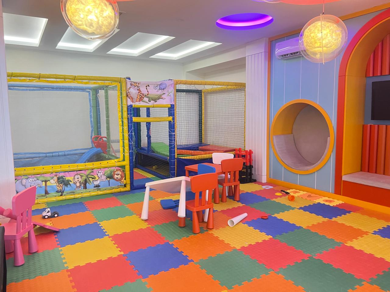 Mahmutlar'ın merkezinde, 82 m²'lik 1+1 daire – eşyalı, 1 yıla kadar taksit imkanı.