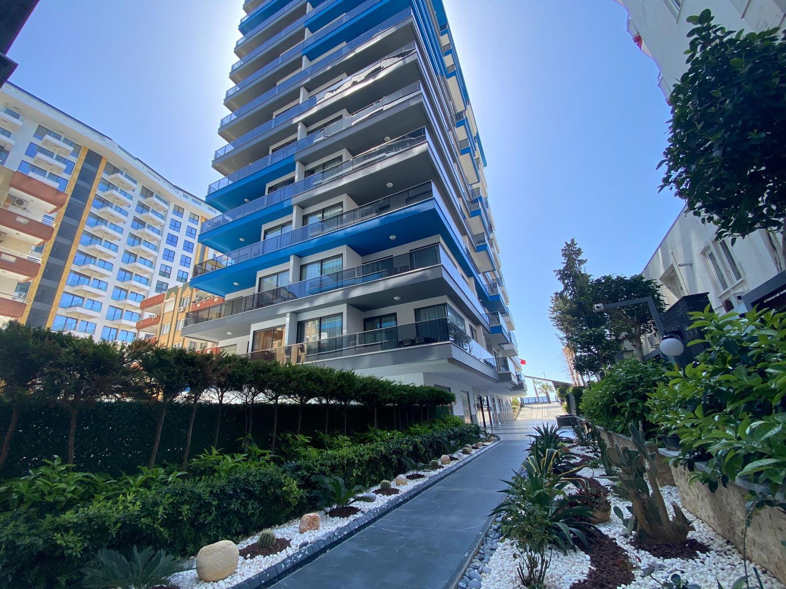 2+1 apartment on the first coastline in Mahmutlar – furnished, direct sea view