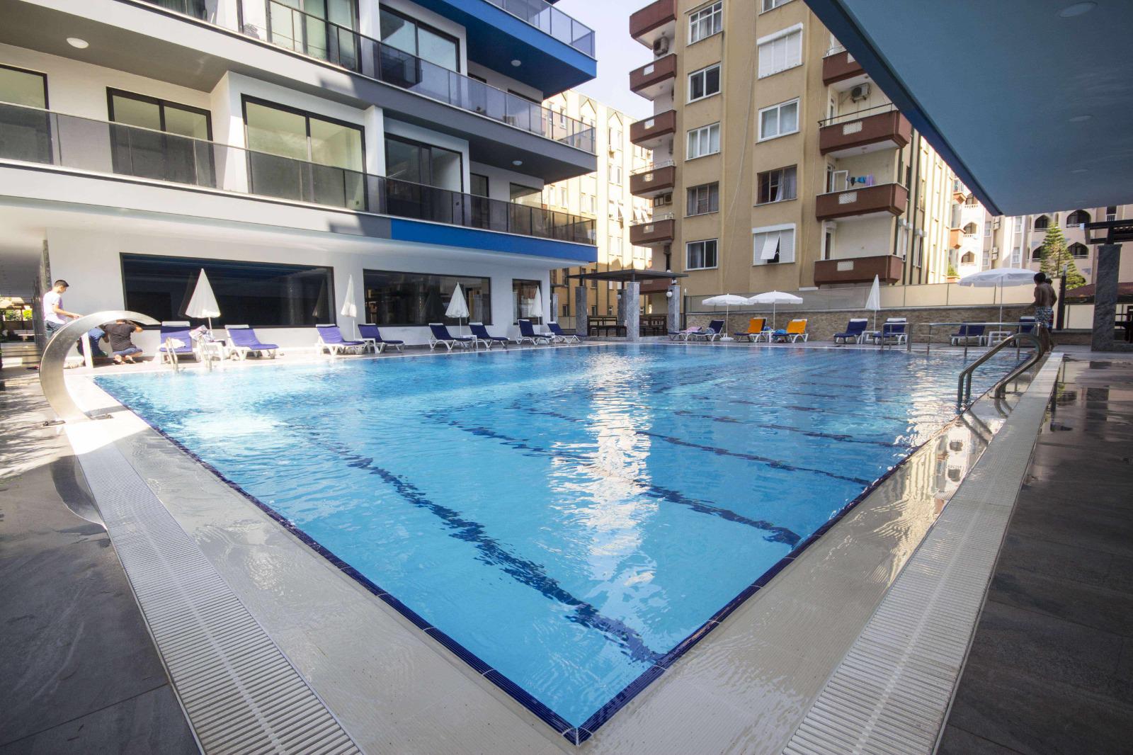 Mahmutlar'da sahil şeridinin en ön sıralarında yer alan 2+1 daire – eşyalı, direkt deniz manzaralı.