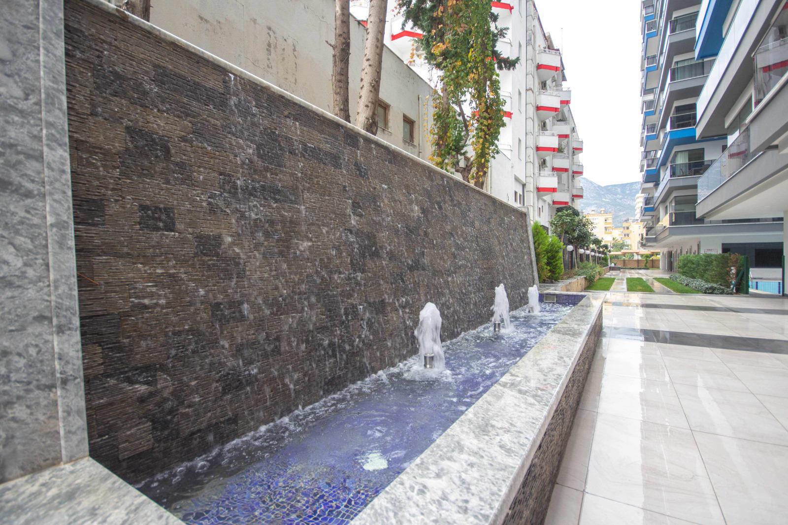 Mahmutlar'da sahil şeridinin en ön sıralarında yer alan 2+1 daire – eşyalı, direkt deniz manzaralı.
