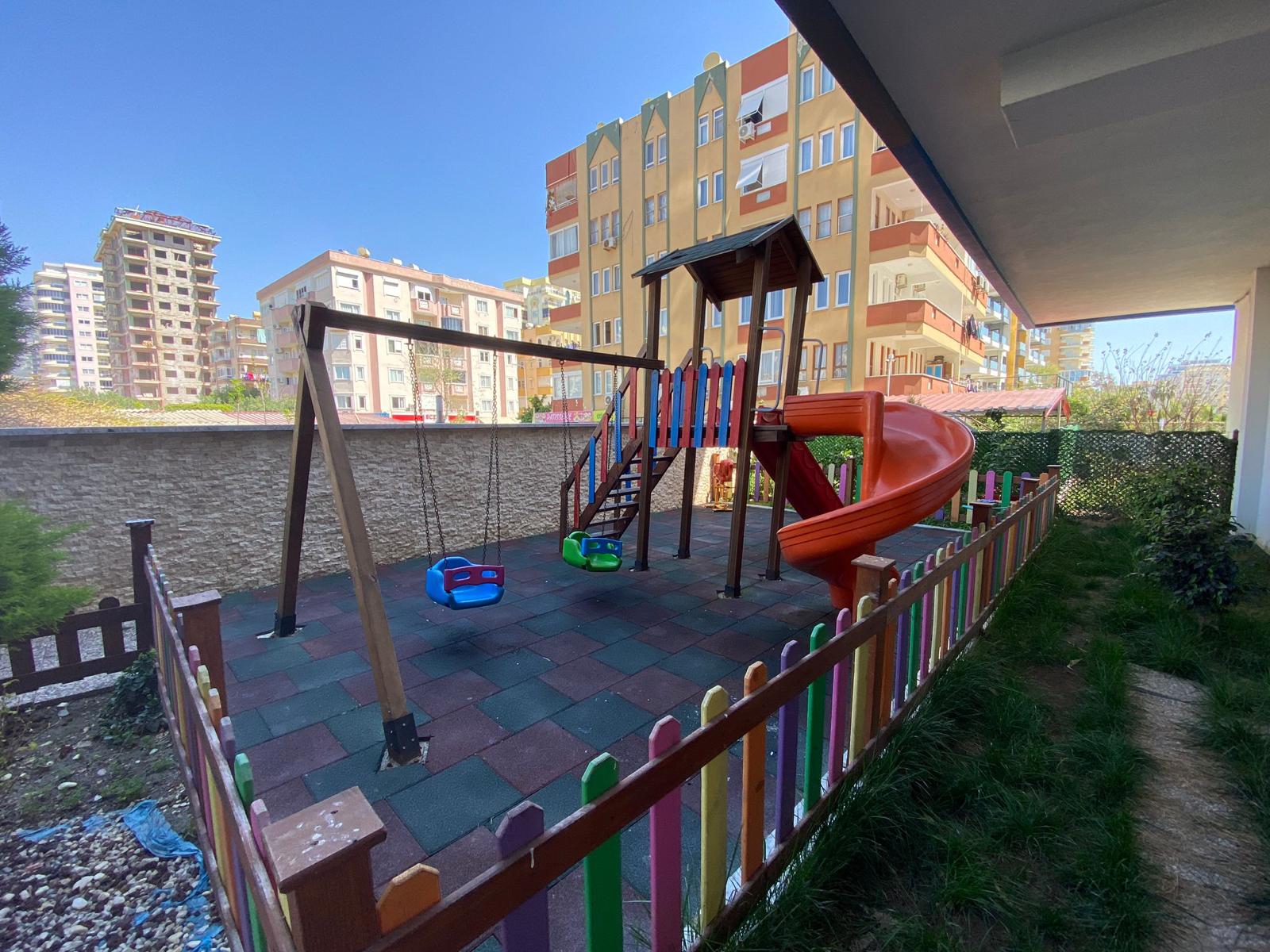 Mahmutlar'da sahil şeridinin en ön sıralarında yer alan 2+1 daire – eşyalı, direkt deniz manzaralı.