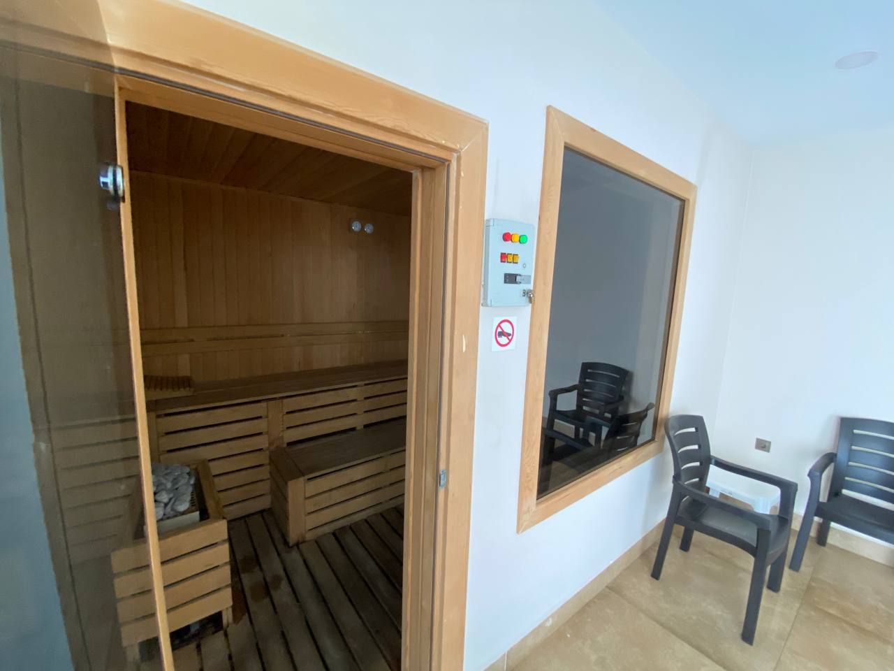 Mahmutlar'da sahil şeridinin en ön sıralarında yer alan 2+1 daire – eşyalı, direkt deniz manzaralı.