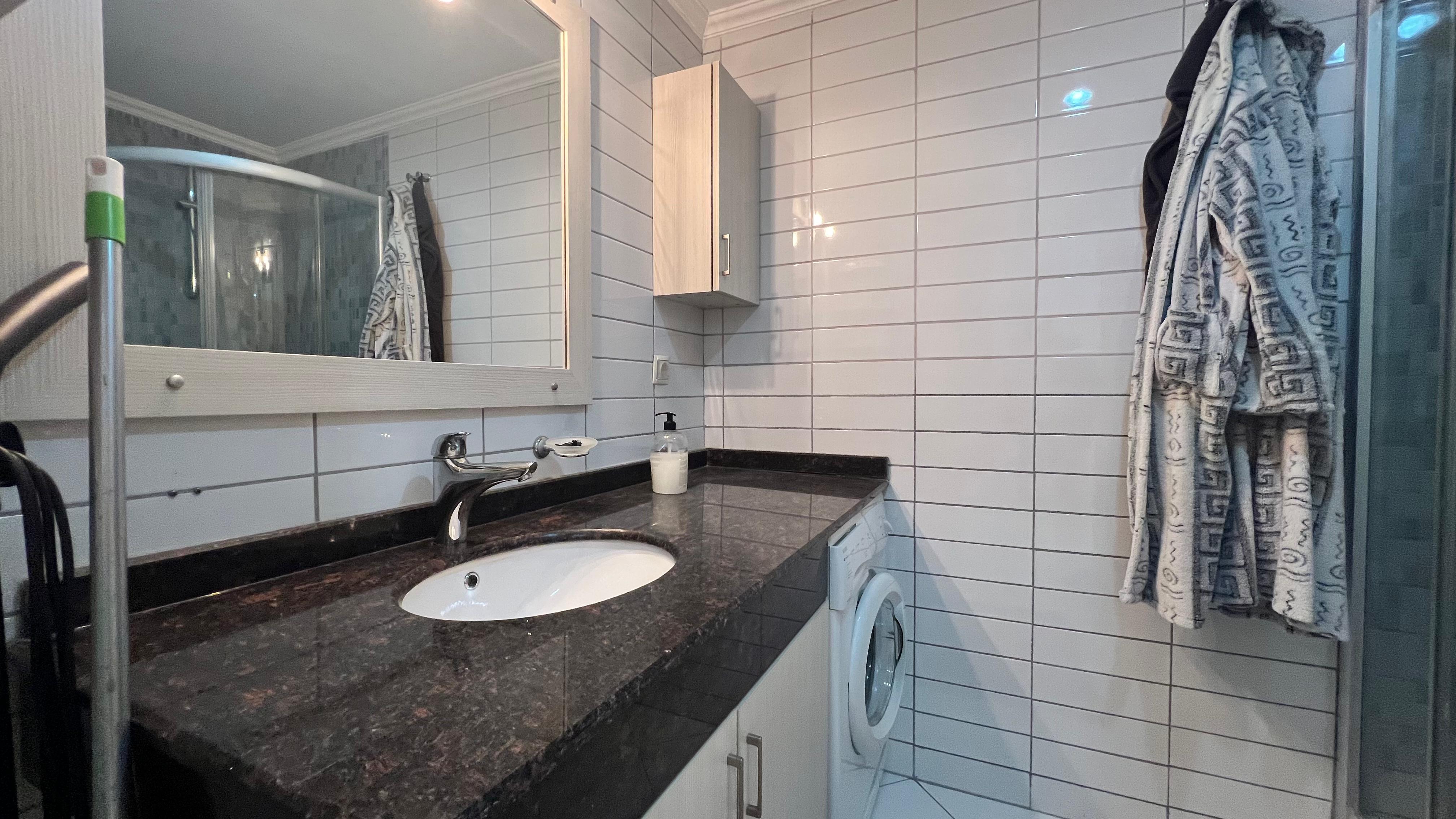 Mahmutlar'da 2+1 daire - 130 m², eşyalı, geniş balkonlu