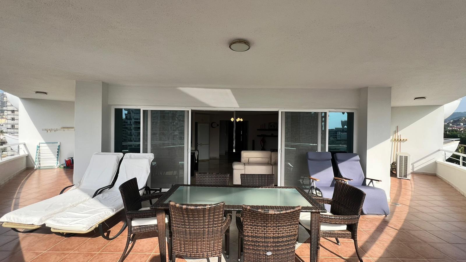 Mahmutlar'da 2+1 daire - 130 m², eşyalı, geniş balkonlu