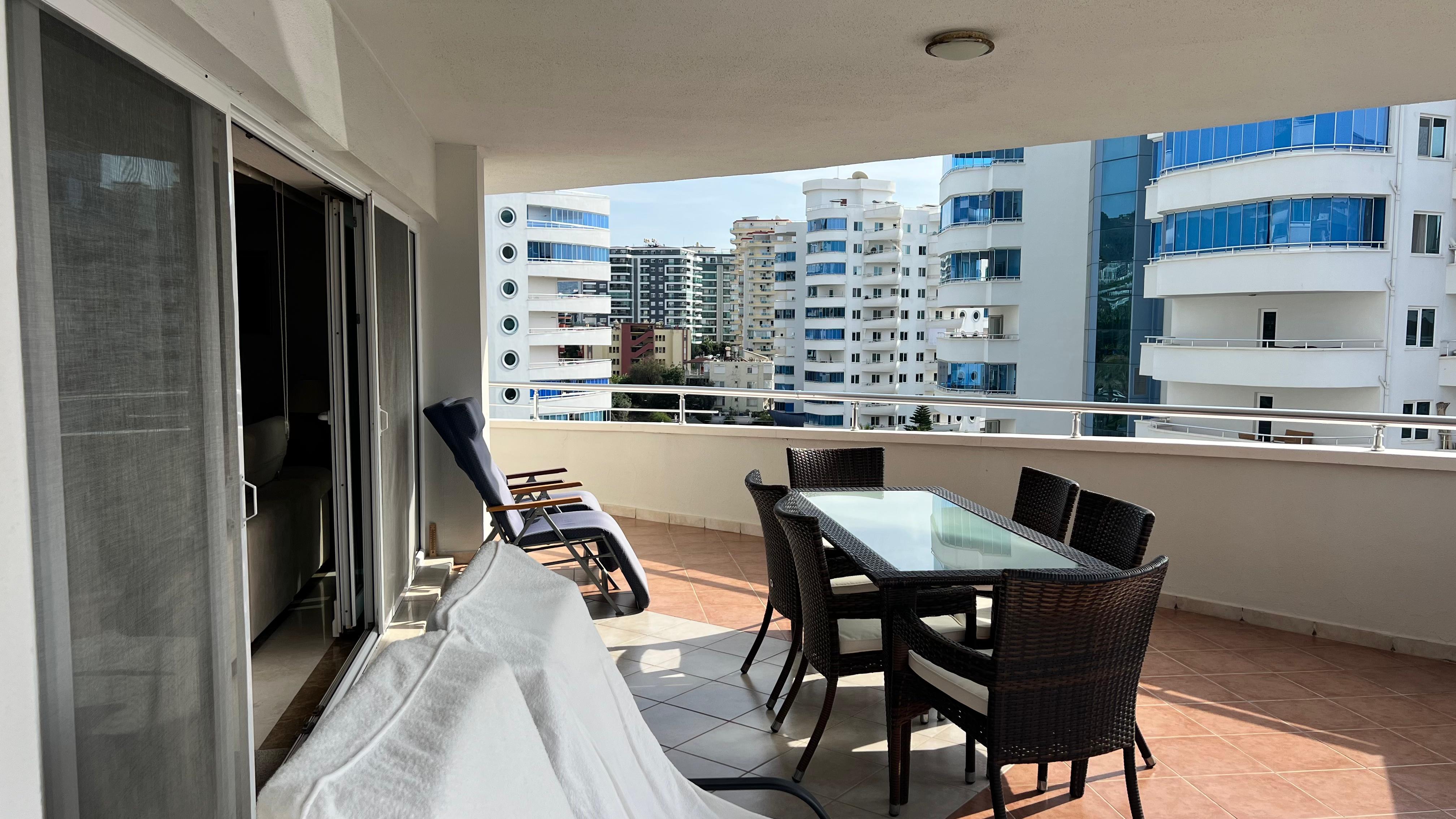 Mahmutlar'da 2+1 daire - 130 m², eşyalı, geniş balkonlu
