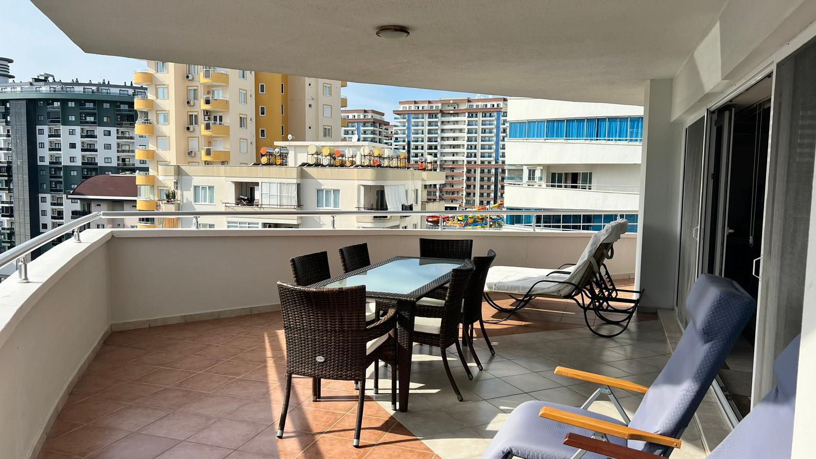 Mahmutlar'da 2+1 daire - 130 m², eşyalı, geniş balkonlu