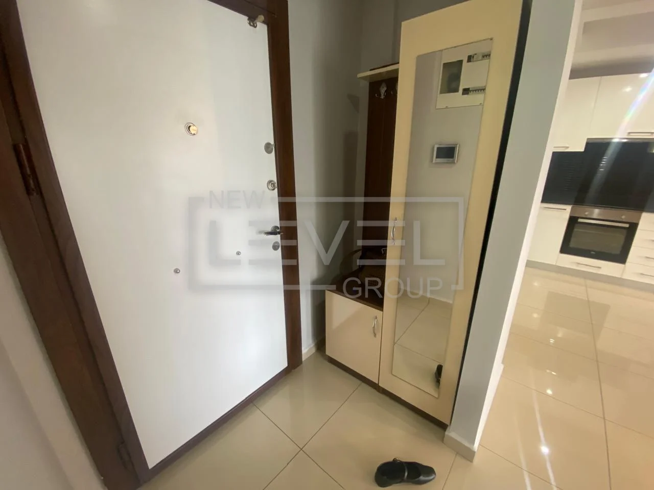Aynalı gömme dolaplı antre Çikcilli’deki konutta mutfak-salona açılan geçişiyle görülüyor