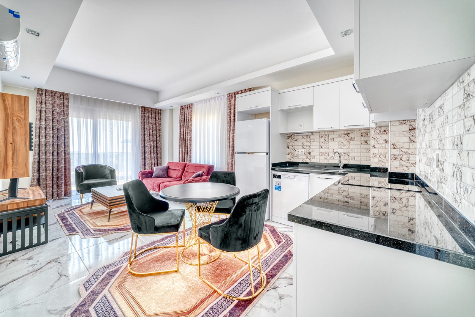 Alanya real estate with installments up to 1 year - new 1+1 apartment with sea views in Avsallar