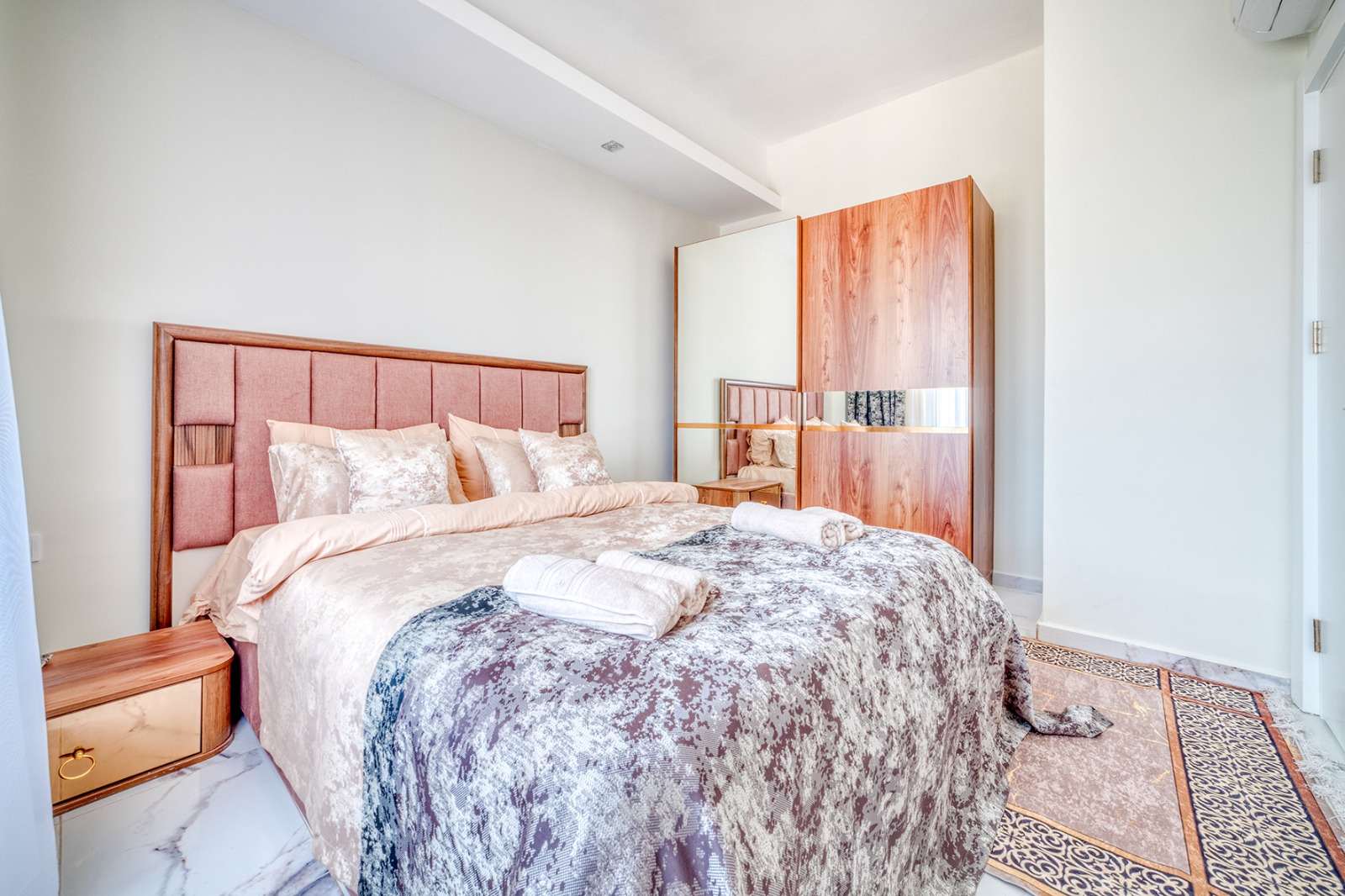 Alanya real estate with installments up to 1 year - new 1+1 apartment with sea views in Avsallar