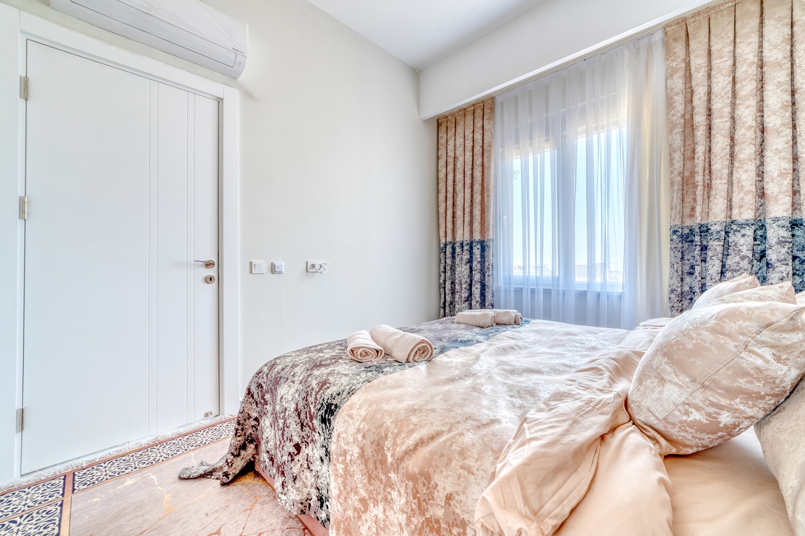 Alanya real estate with installments up to 1 year - new 1+1 apartment with sea views in Avsallar