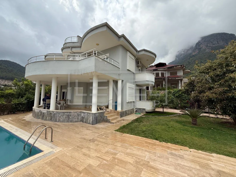 Villa in Alanya for residence permit and citizenship - a detached 4+1 with a pool and garden in the Oba area