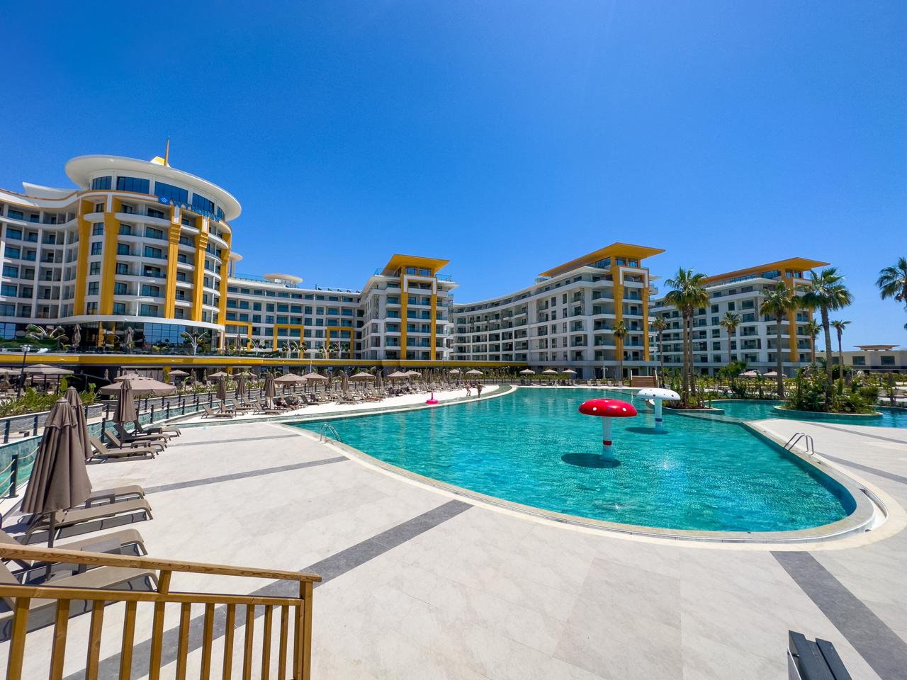 Квартира в Алании, район Тюрклер - 1+1 85 м2 с мебелью в премиальном resort-комплексе