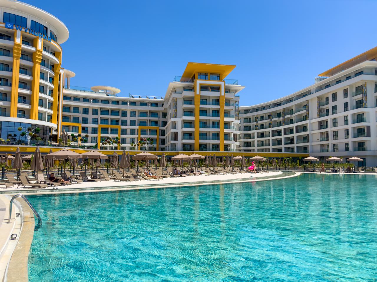 Квартира в Алании, район Тюрклер - 1+1 85 м2 с мебелью в премиальном resort-комплексе