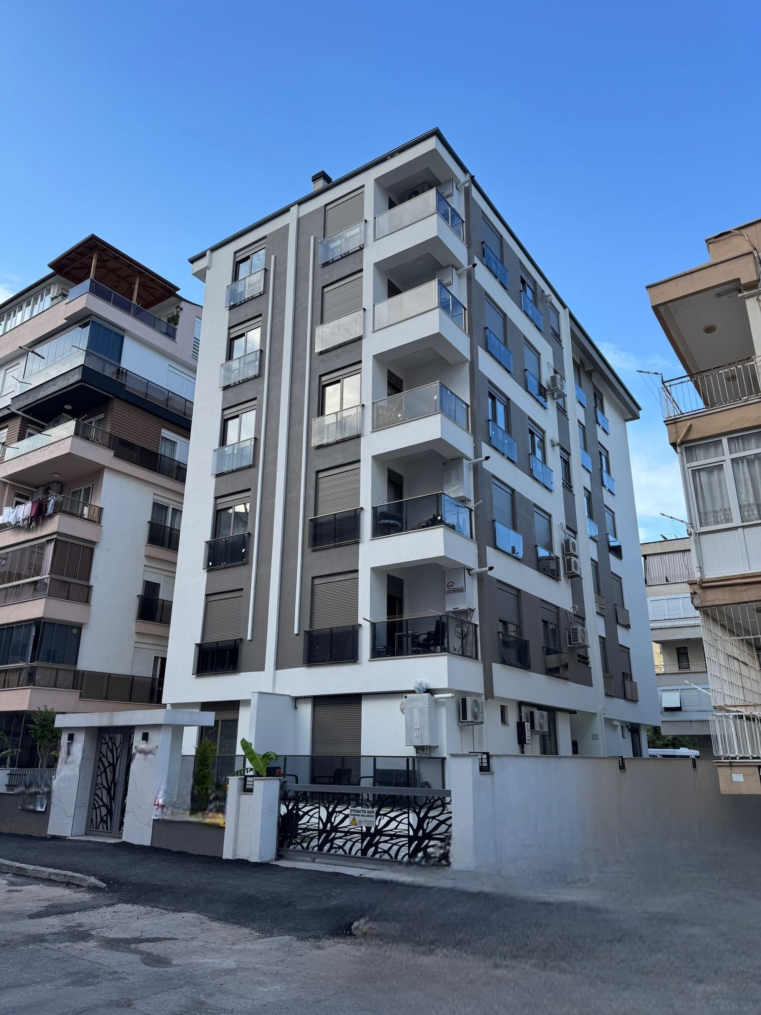 New 1+1 apartment in the Yıldız district of Muratpaşa. 45 m², partially furnished, built-in appliances, electric roller shutters. An excellent option for both residential and real estate investment in Antalya.