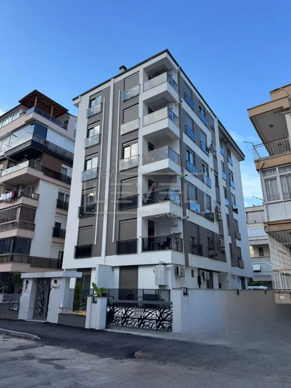 Muratpaşa'nın Yıldız semtinde yeni 1+1 daire. 45 m², kısmen eşyalı, ankastre beyaz eşyalar, elektrikli panjurlar. Antalya'da hem konut hem de gayrimenkul yatırımı için mükemmel bir seçenek.