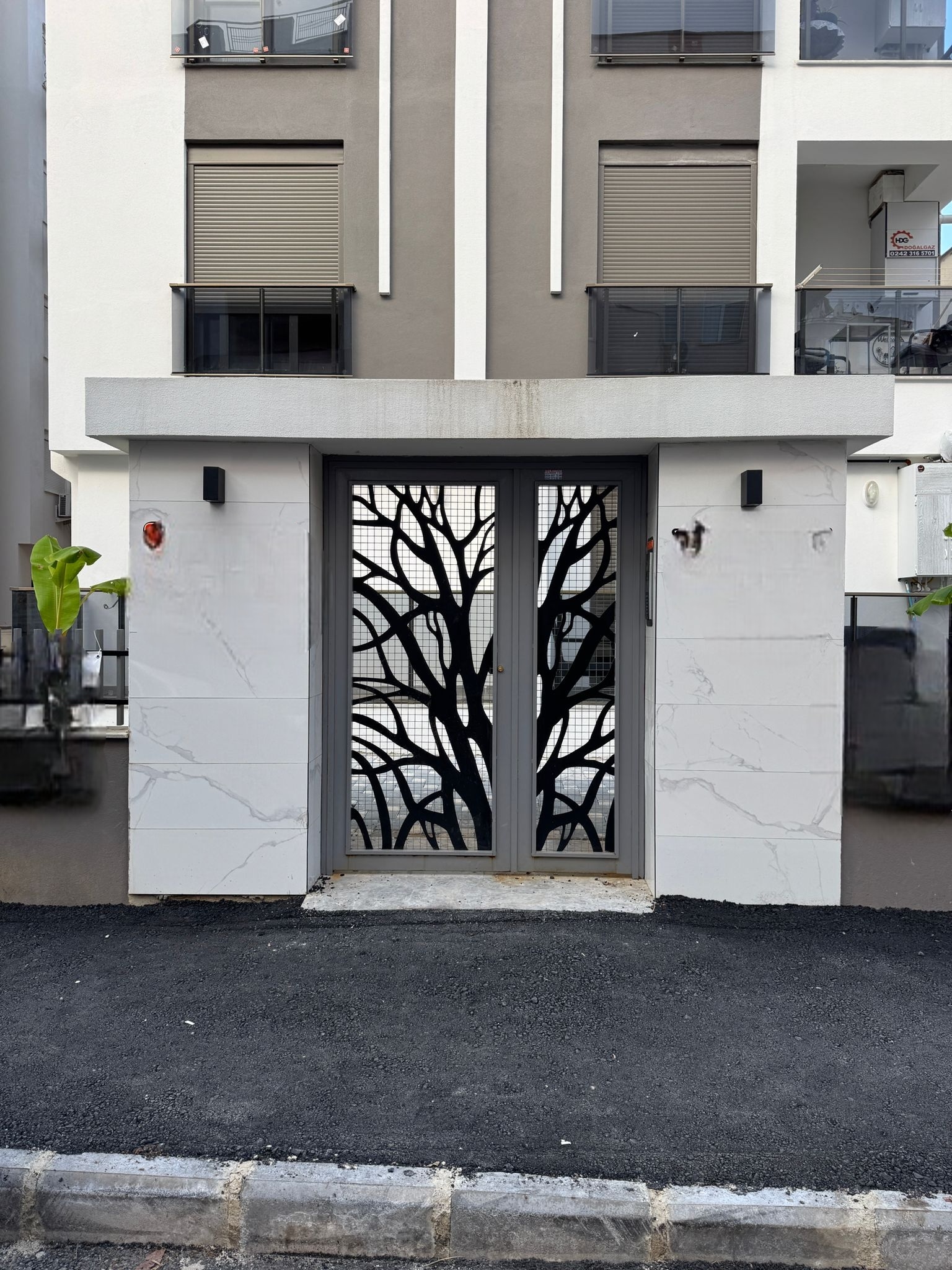 New 1+1 apartment in the Yıldız district of Muratpaşa. 45 m², partially furnished, built-in appliances, electric roller shutters. An excellent option for both residential and real estate investment in Antalya.